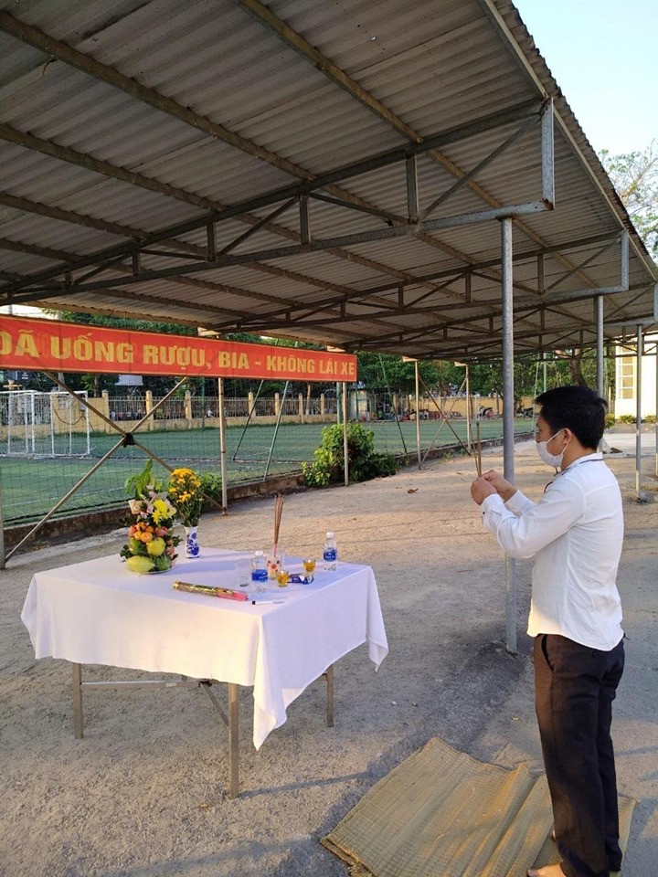 Người đàn ông lập bàn thờ, chịu tang cha trong khu cách ly ảnh 2