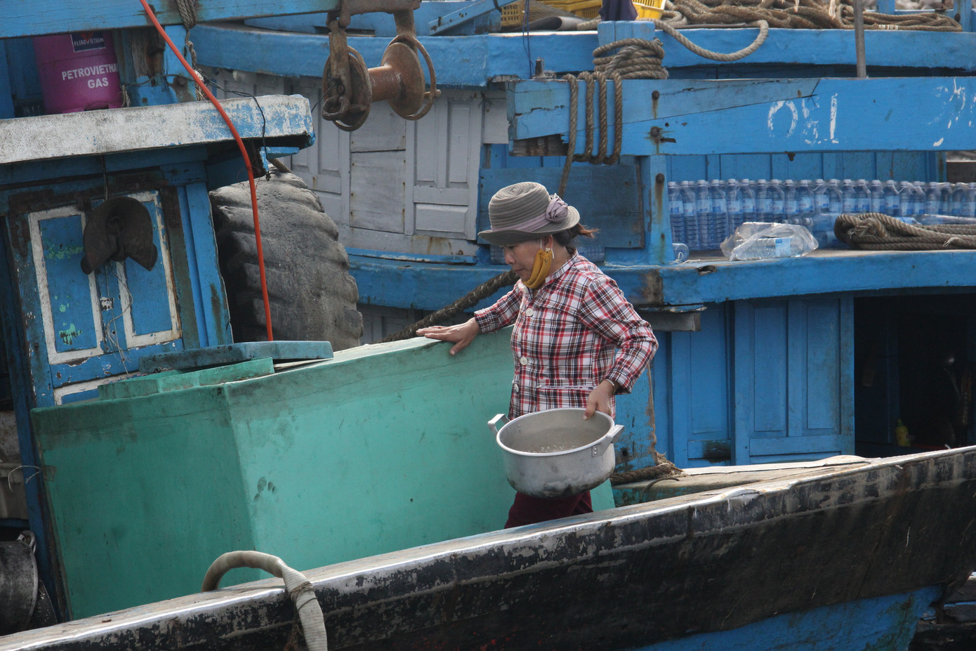 Nụ cười sau chuyến biển cuối năm của ngư dân miền Trung ảnh 10