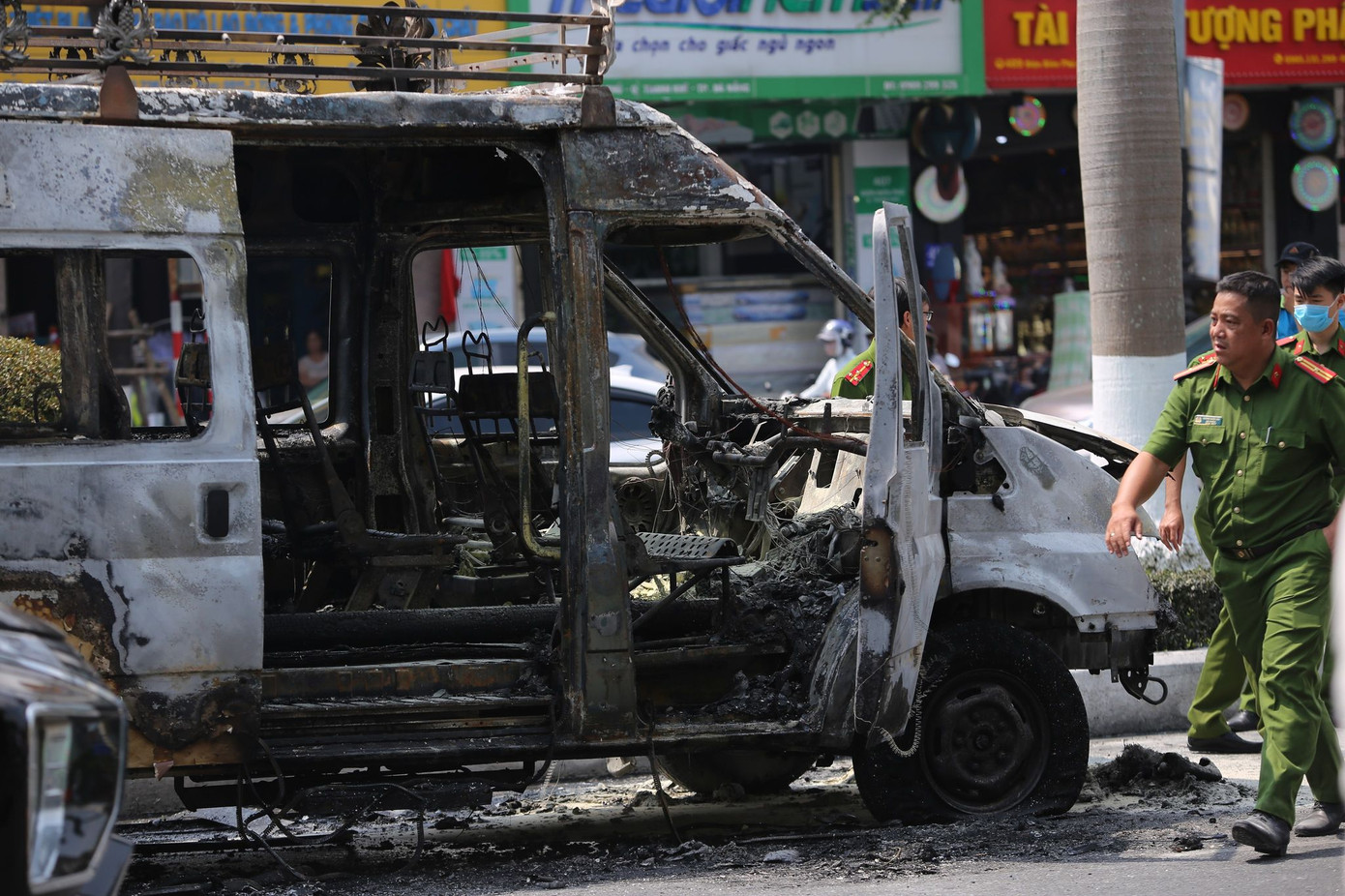 Xe chở quan tài cháy ngùn ngụt giữa đường Điện Biên Phủ ảnh 1