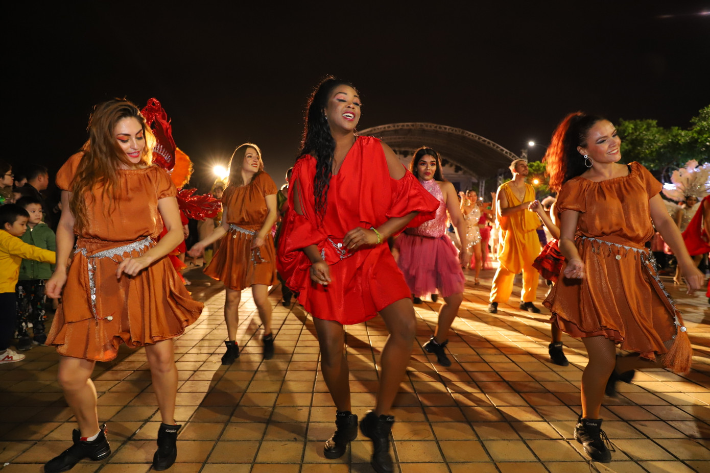 Mãn nhãn với vũ hội đường phố Đà Nẵng chào năm mới ảnh 7