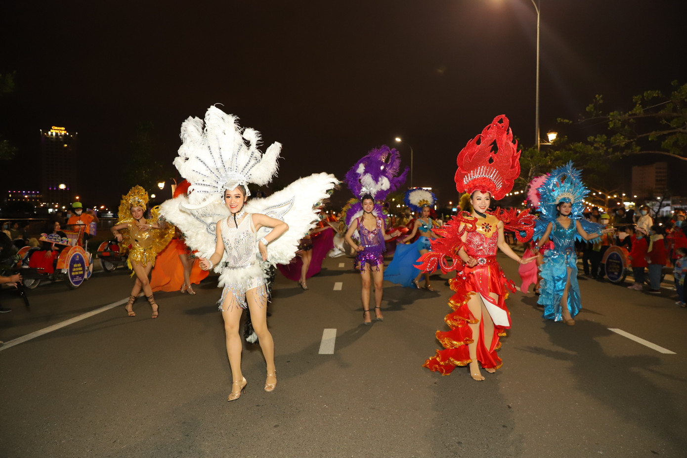 Mãn nhãn với vũ hội đường phố Đà Nẵng chào năm mới ảnh 4