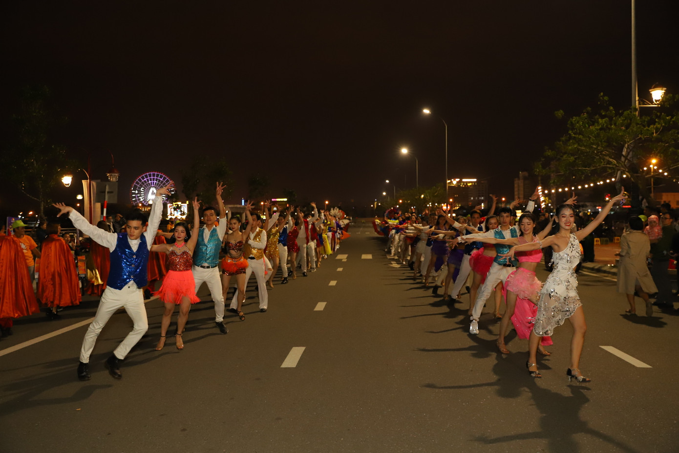 Mãn nhãn với vũ hội đường phố Đà Nẵng chào năm mới ảnh 1