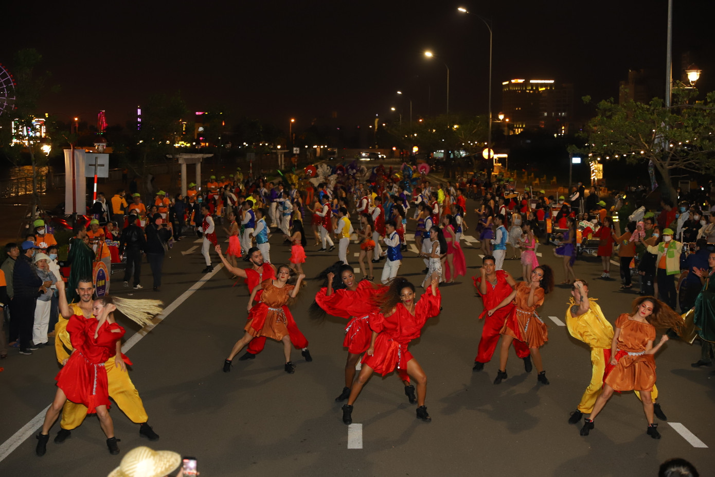 Mãn nhãn với vũ hội đường phố Đà Nẵng chào năm mới ảnh 3