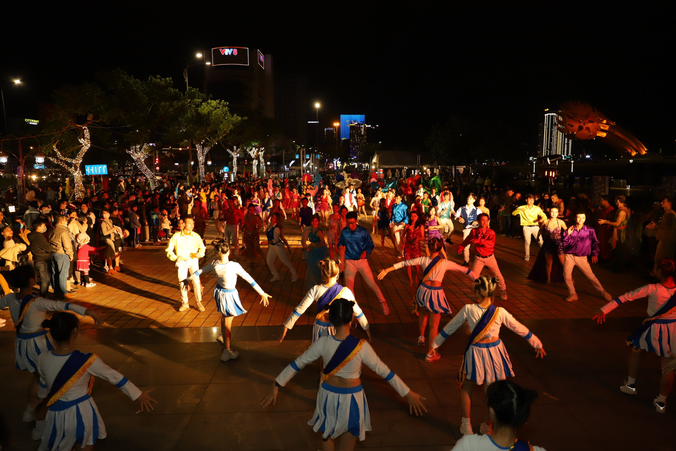 Mãn nhãn với vũ hội đường phố Đà Nẵng chào năm mới ảnh 5