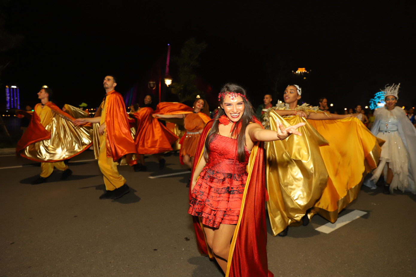 Mãn nhãn với vũ hội đường phố Đà Nẵng chào năm mới ảnh 2