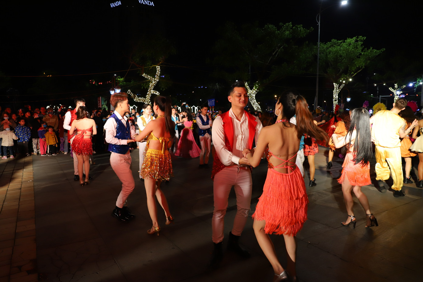 Mãn nhãn với vũ hội đường phố Đà Nẵng chào năm mới ảnh 6