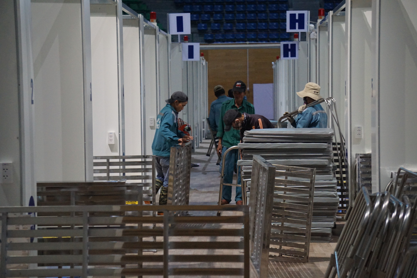 Tháo dỡ Bệnh viện dã chiến Tiên Sơn để chuyển ra Hải Dương ảnh 1