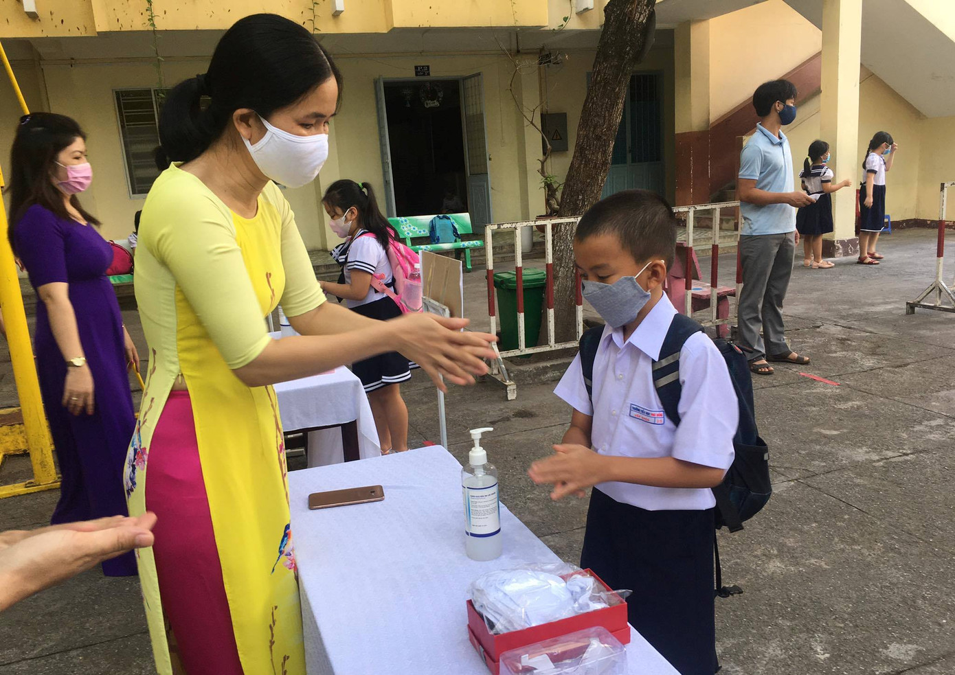 Học sinh Đà Nẵng trở lại trường với nước uống, bình sát khuẩn trên tay ảnh 10