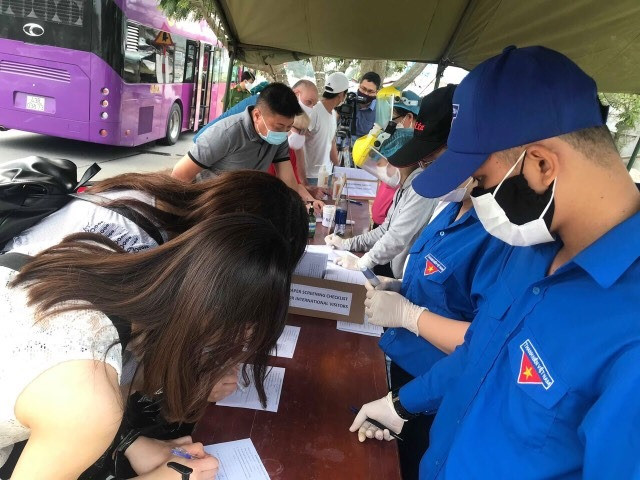 Tước bằng lái 2 tháng tài xế vượt chốt kiểm soát dịch COVID-19 ảnh 1