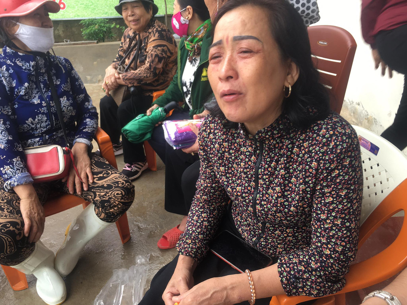 Ba thay mái tôn đi, vài bữa xuất ngũ có tiền con trả nợ cho ảnh 2