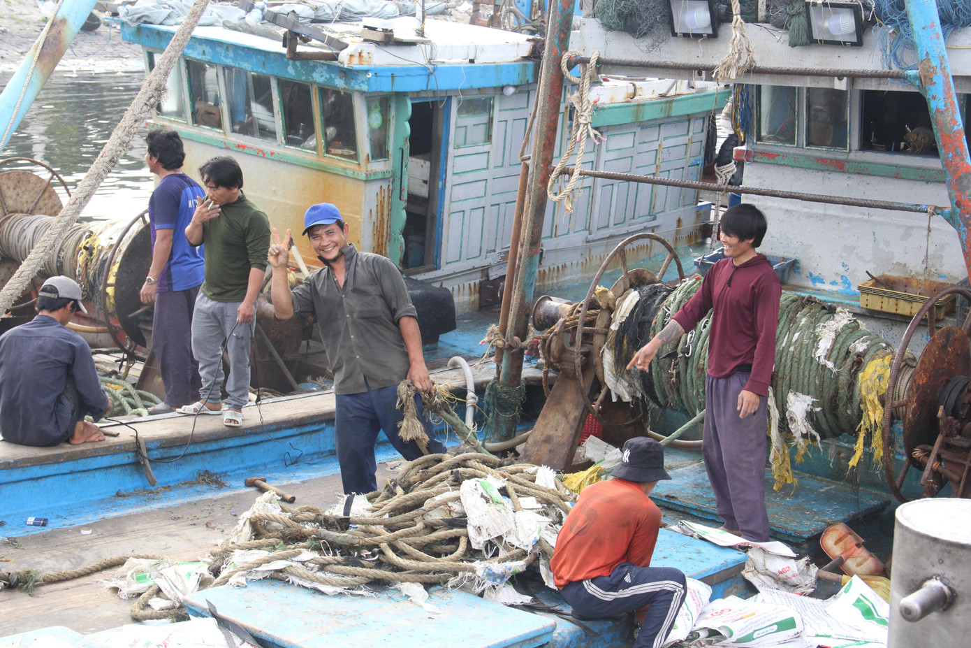 Nụ cười sau chuyến biển cuối năm của ngư dân miền Trung ảnh 7