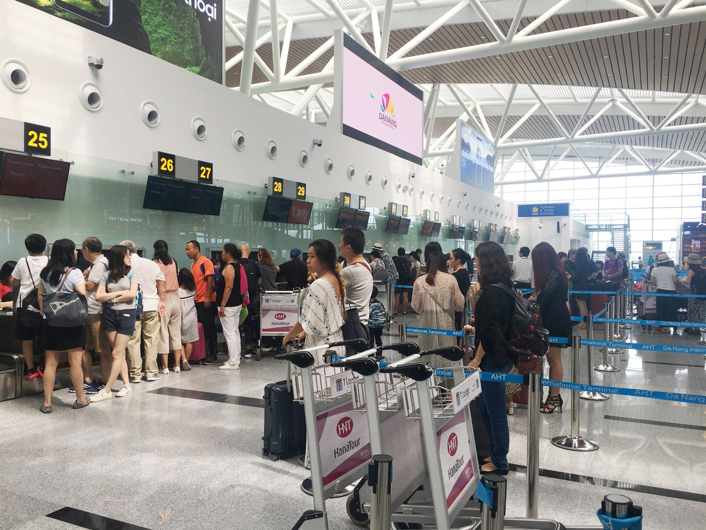 Đà Nẵng cách ly thêm khách Trung Quốc sốt cao tại sân bay ảnh 1