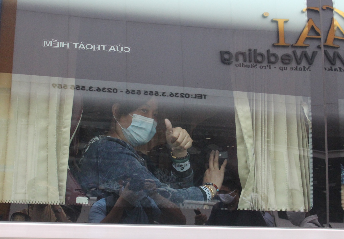 Bị cách ly, bất ngờ đón sinh nhật hoành tráng ảnh 6