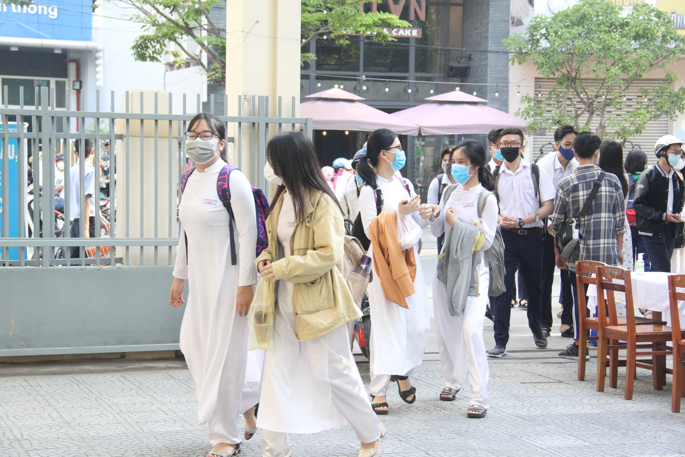Học sinh Đà Nẵng trở lại trường với nước uống, bình sát khuẩn trên tay ảnh 8