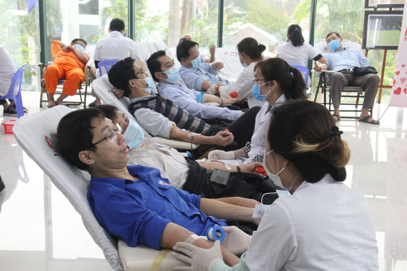 450 'chiến sĩ áo cam' hiến máu giúp người bệnh ảnh 1