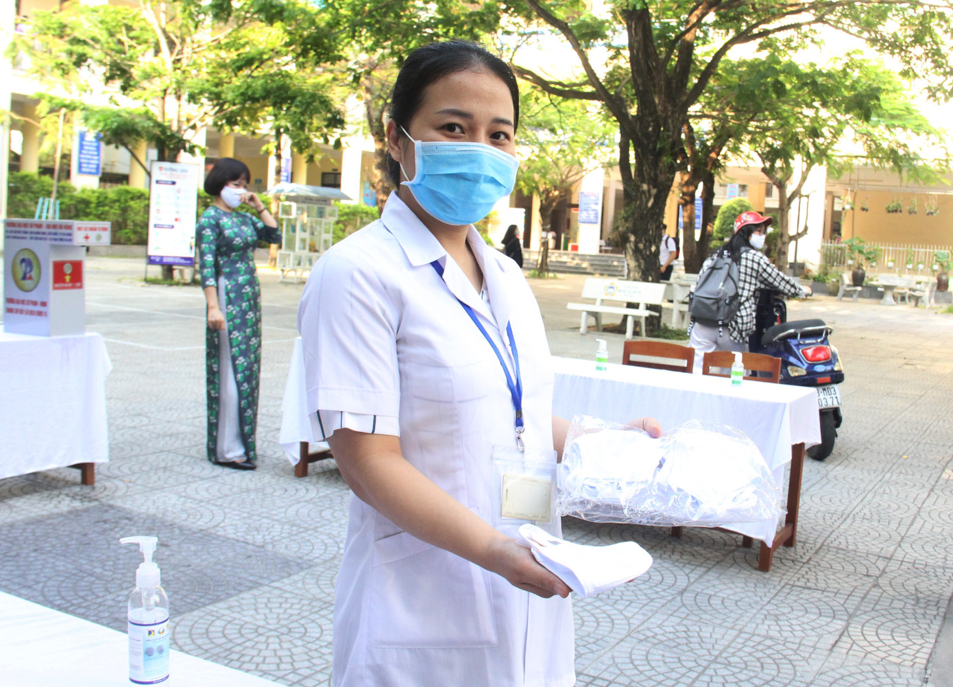 Học sinh Đà Nẵng trở lại trường với nước uống, bình sát khuẩn trên tay ảnh 9