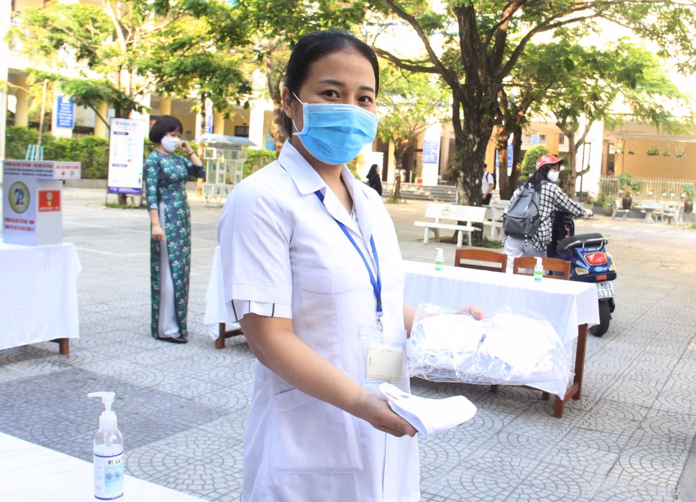 Học sinh Đà Nẵng trở lại trường với nước uống, bình sát khuẩn trên tay ảnh 9