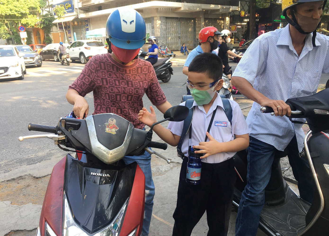 Học sinh Đà Nẵng trở lại trường với nước uống, bình sát khuẩn trên tay ảnh 4