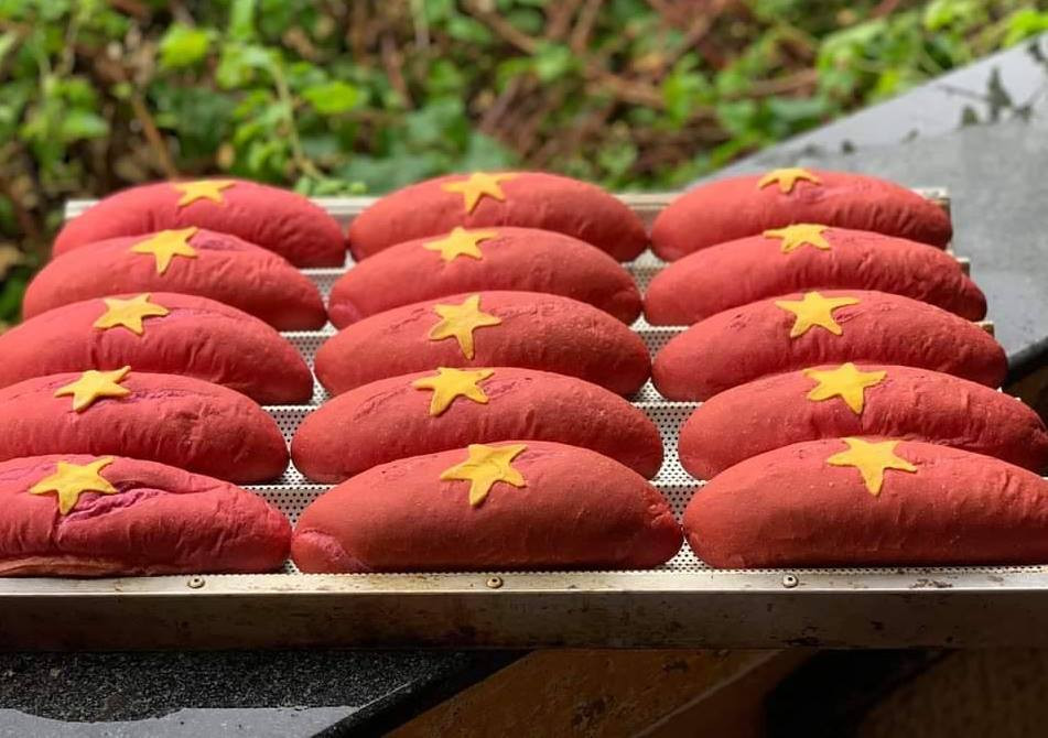 'Bánh mì yêu nước' ấm lòng người khó khăn ảnh 1