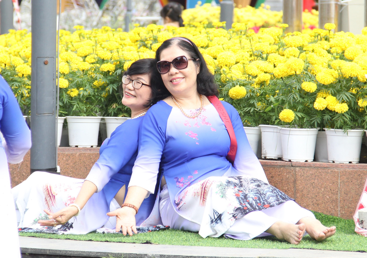 Đường hoa xuân Đà Nẵng hút nhiều ‘hội bạn tóc bạc’ đến sớm ảnh 2