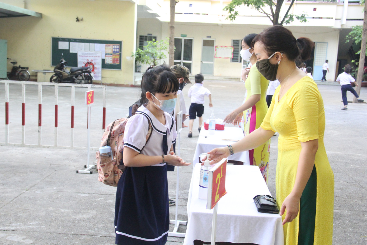 Học sinh Đà Nẵng trở lại trường với nước uống, bình sát khuẩn trên tay ảnh 2