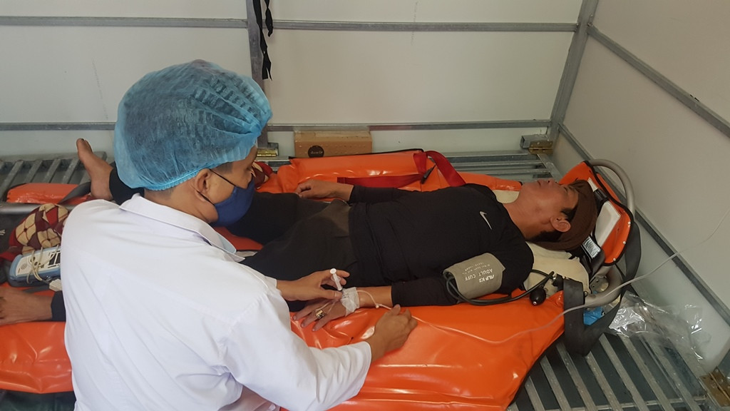 Cứu thuyền viên tai biến nguy kịch ở Hoàng Sa ảnh 1