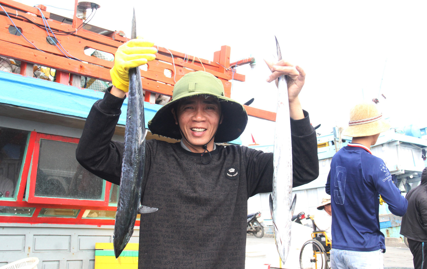 Nụ cười sau chuyến biển cuối năm của ngư dân miền Trung ảnh 11