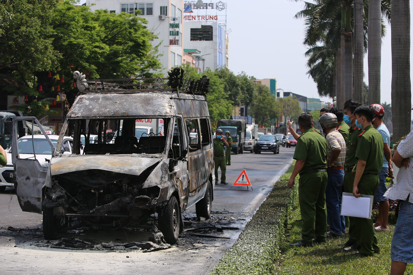 Xe chở quan tài cháy ngùn ngụt giữa đường Điện Biên Phủ ảnh 2