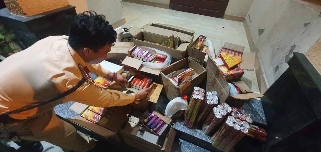 Ngụy trang loa thùng chở 100 hộp pháo điện không rõ nguồn gốc ảnh 1