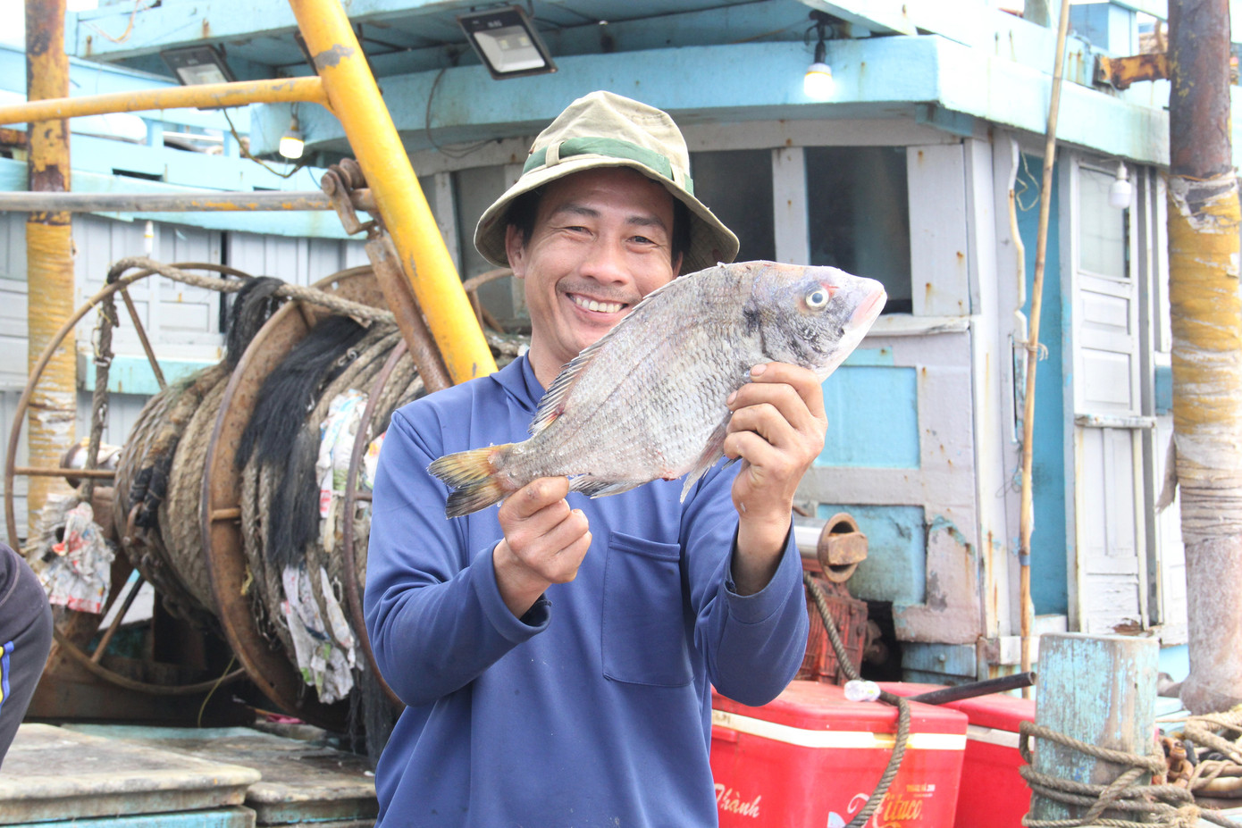 Nụ cười sau chuyến biển cuối năm của ngư dân miền Trung ảnh 4