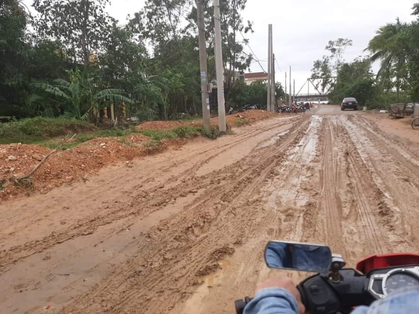 Nước lũ rút, dân Quảng Trị vật lộn với bùn non ảnh 4