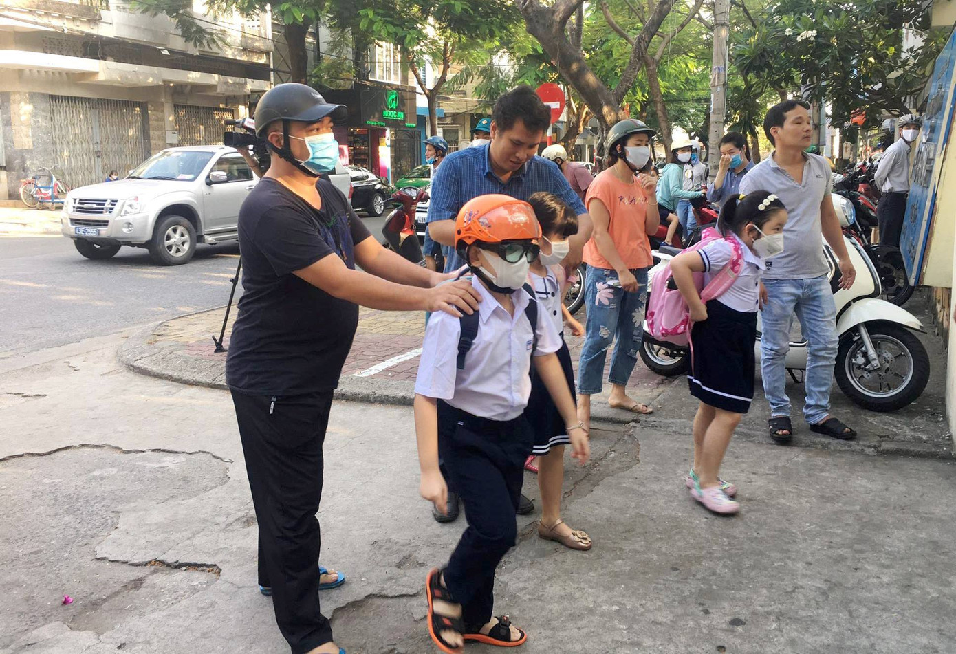 Học sinh Đà Nẵng trở lại trường với nước uống, bình sát khuẩn trên tay ảnh 12