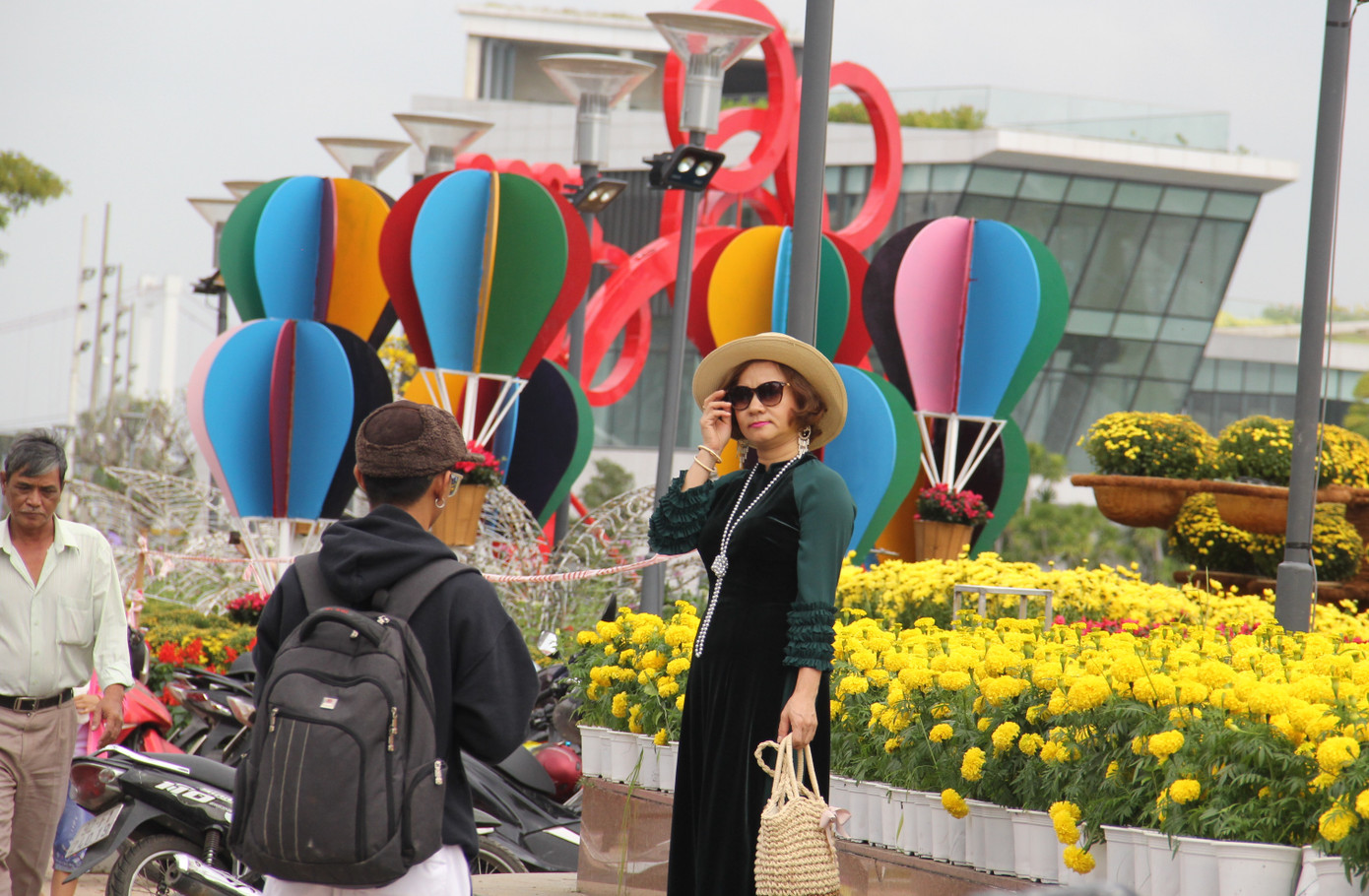 Đường hoa xuân Đà Nẵng hút nhiều ‘hội bạn tóc bạc’ đến sớm ảnh 4