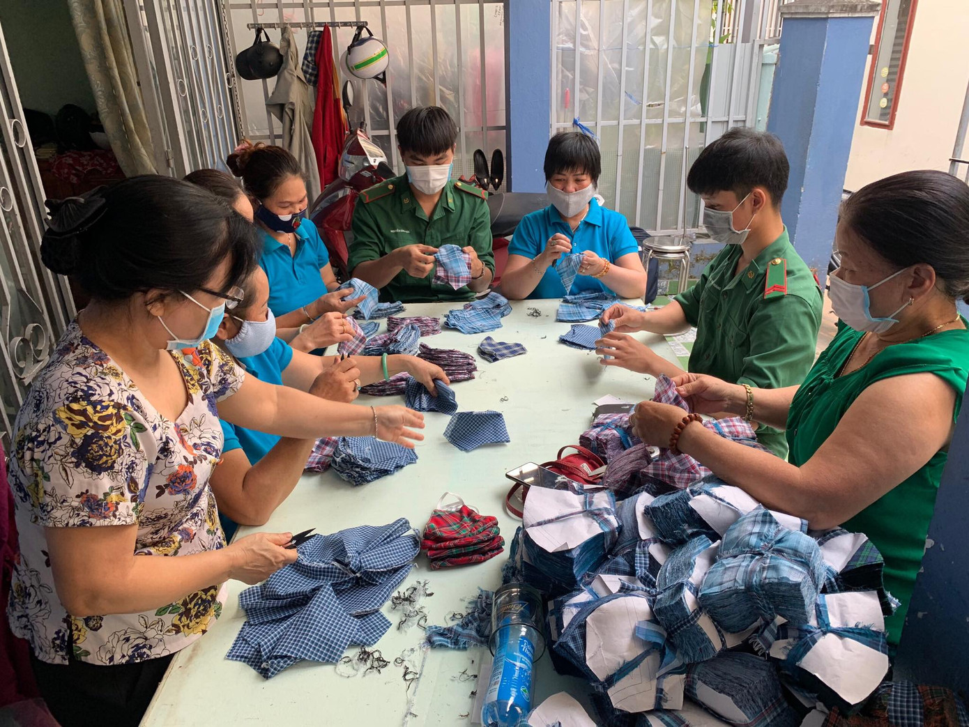Phụ nữ phường may khẩu trang miễn phí giúp dân phòng chống dịch ảnh 4