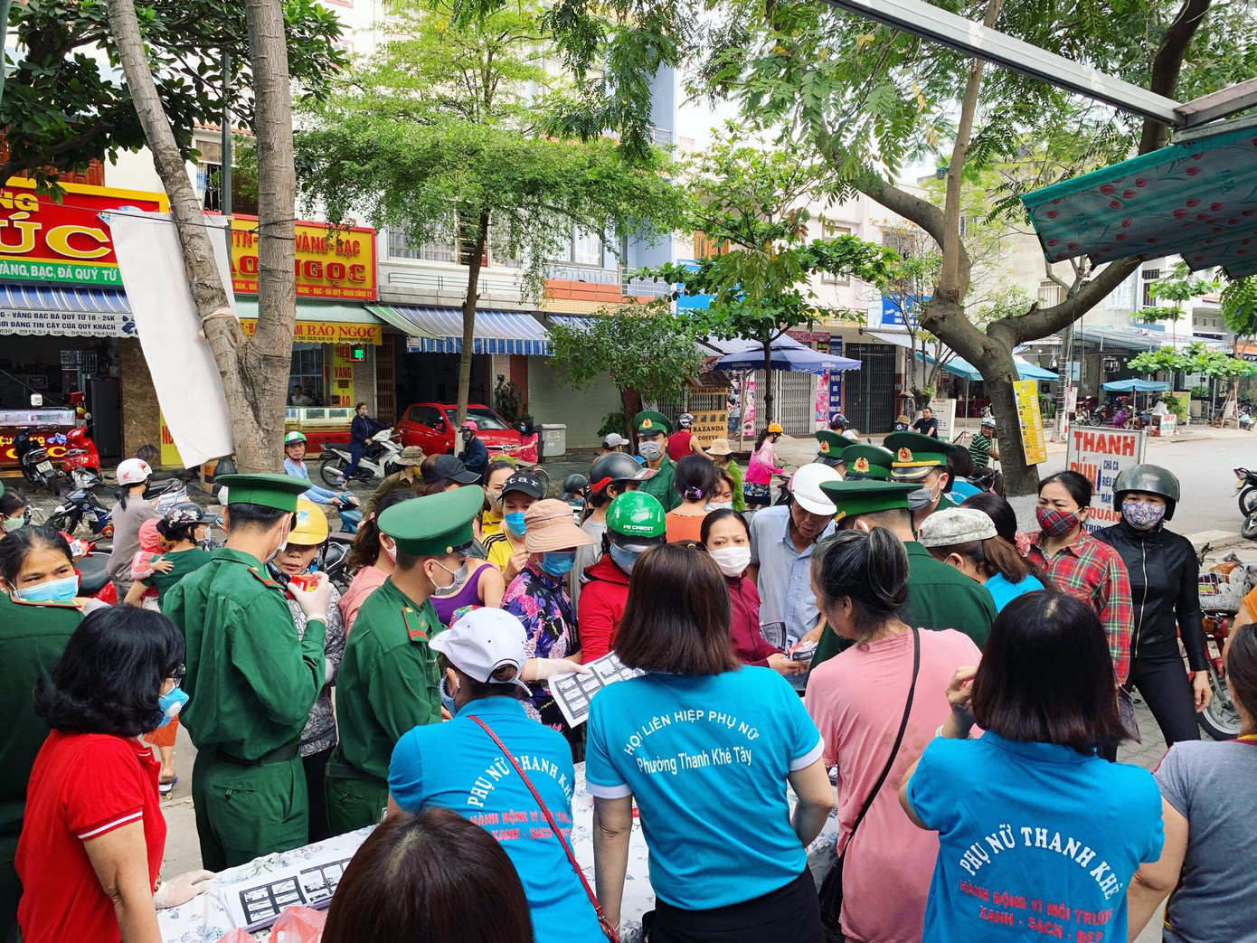 Phụ nữ phường may khẩu trang miễn phí giúp dân phòng chống dịch ảnh 6