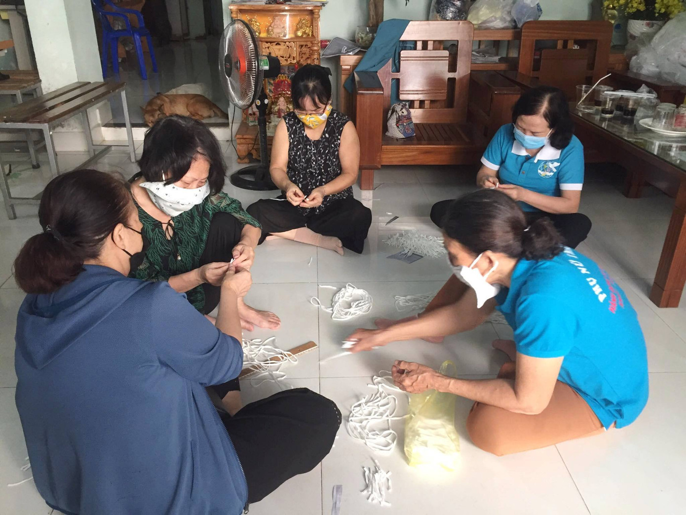 Phụ nữ phường may khẩu trang miễn phí giúp dân phòng chống dịch ảnh 3