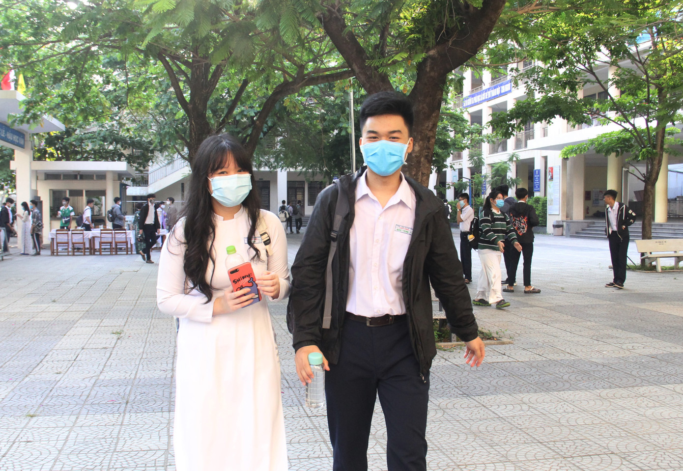 Học sinh Đà Nẵng trở lại trường với nước uống, bình sát khuẩn trên tay ảnh 3