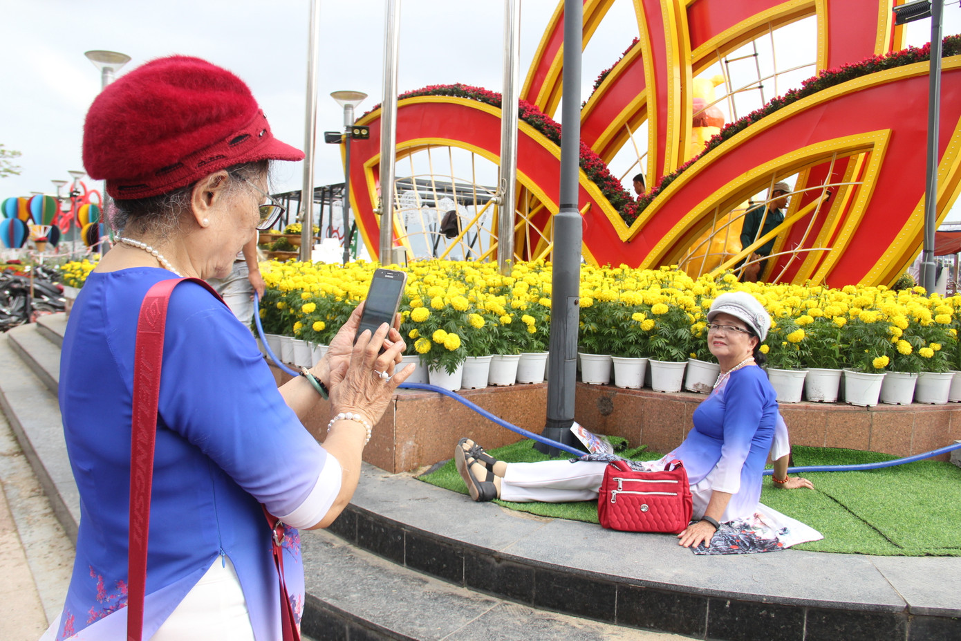 Đường hoa xuân Đà Nẵng hút nhiều ‘hội bạn tóc bạc’ đến sớm ảnh 6