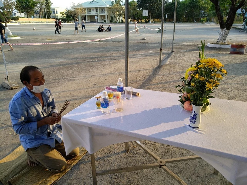 Người đàn ông lập bàn thờ, chịu tang cha trong khu cách ly ảnh 1