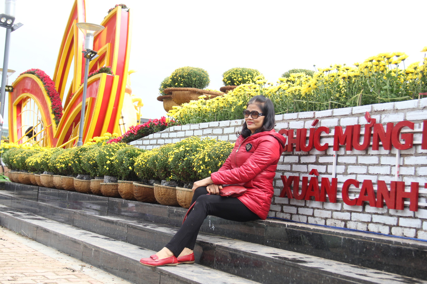 Đường hoa xuân Đà Nẵng hút nhiều ‘hội bạn tóc bạc’ đến sớm ảnh 8