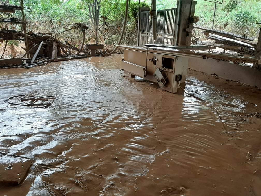 Nước lũ rút, dân Quảng Trị vật lộn với bùn non ảnh 6