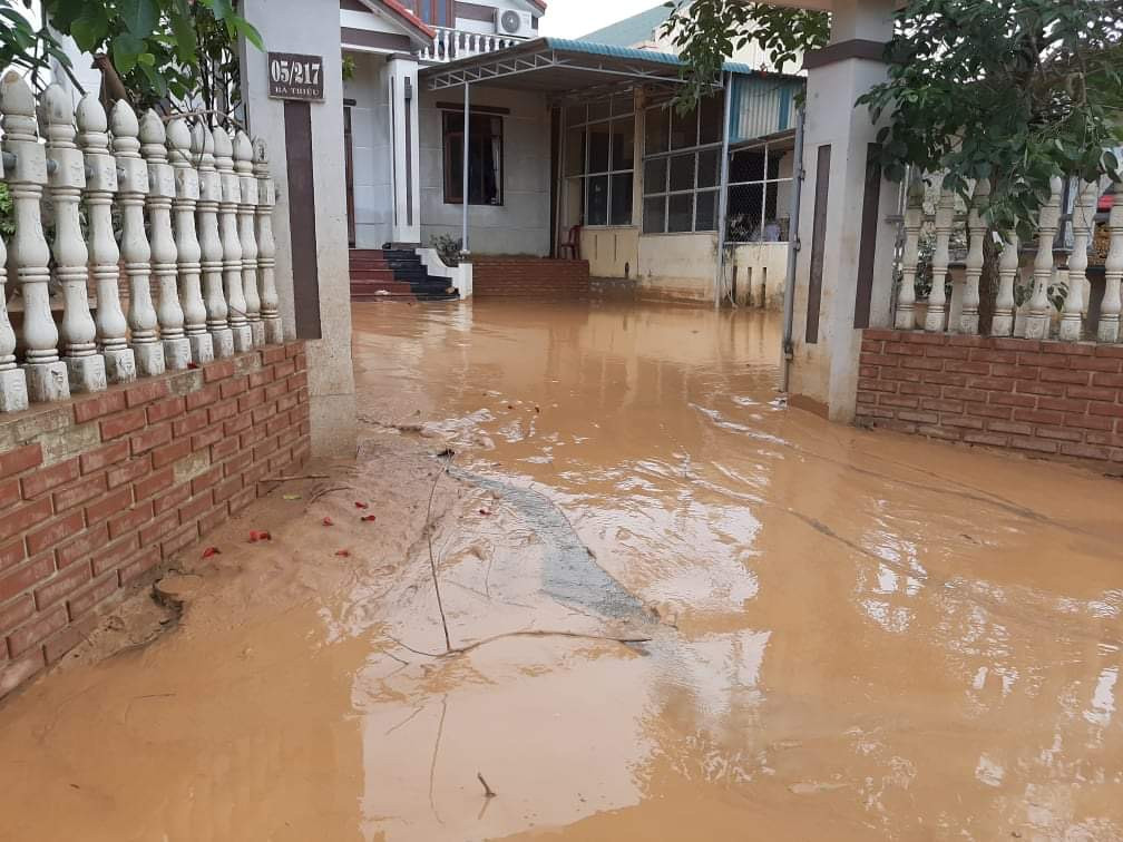 Nước lũ rút, dân Quảng Trị vật lộn với bùn non ảnh 5