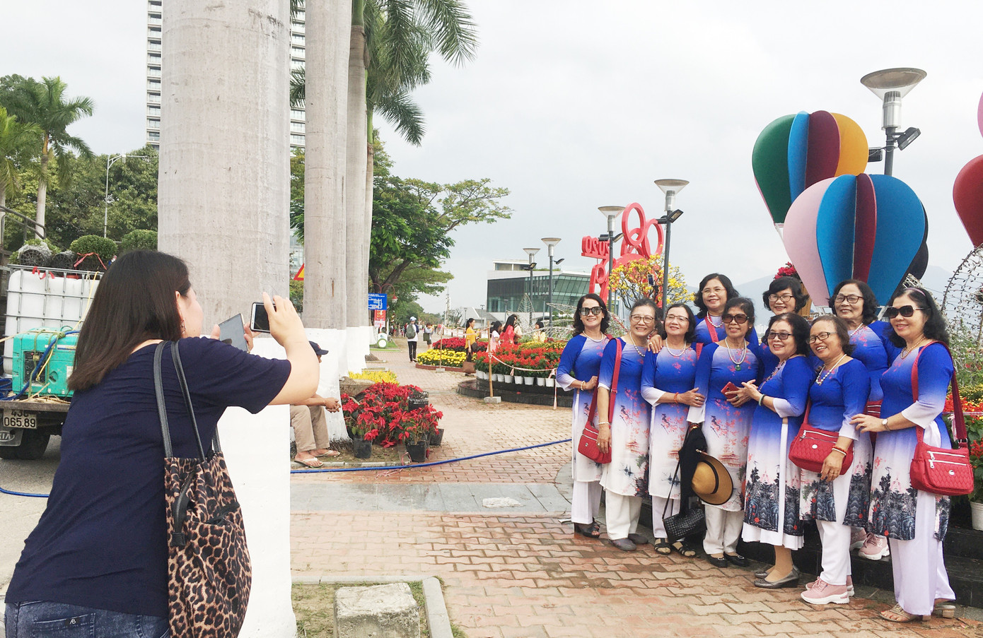 Đường hoa xuân Đà Nẵng hút nhiều ‘hội bạn tóc bạc’ đến sớm ảnh 5