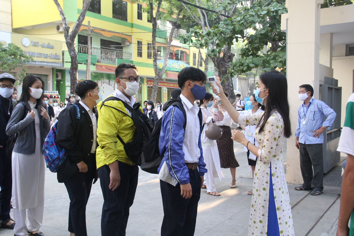 Học sinh Đà Nẵng trở lại trường với nước uống, bình sát khuẩn trên tay ảnh 1