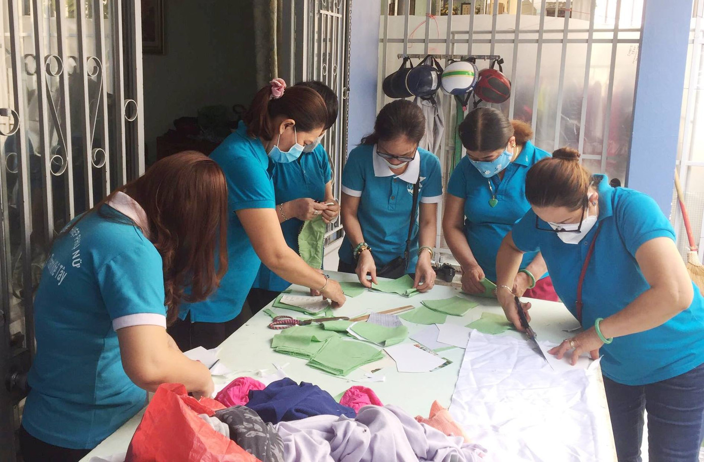 Phụ nữ phường may khẩu trang miễn phí giúp dân phòng chống dịch ảnh 1