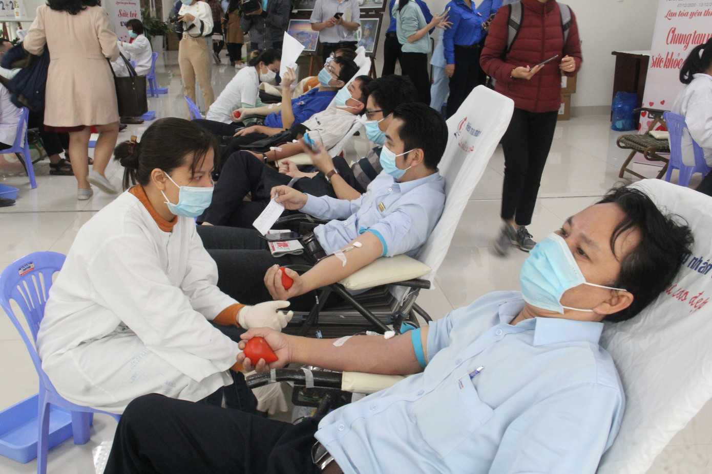450 'chiến sĩ áo cam' hiến máu giúp người bệnh ảnh 3