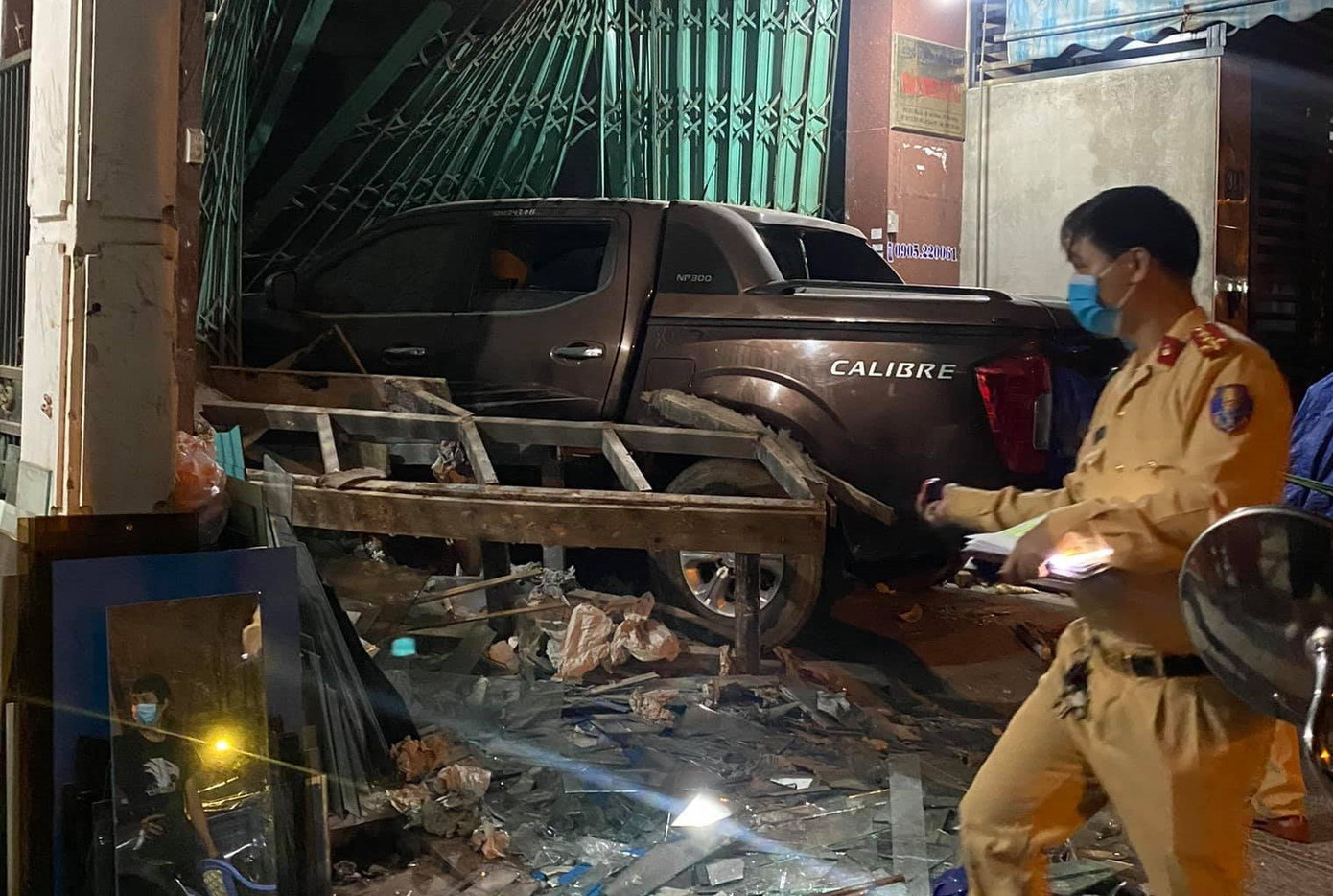 Tài xế lái ô tô lao thẳng vào nhà dân ảnh 1