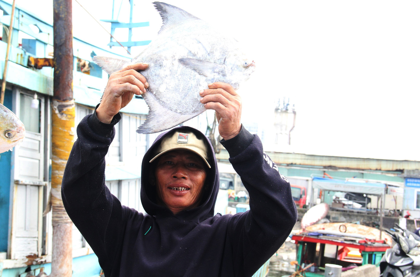 Nụ cười sau chuyến biển cuối năm của ngư dân miền Trung ảnh 3