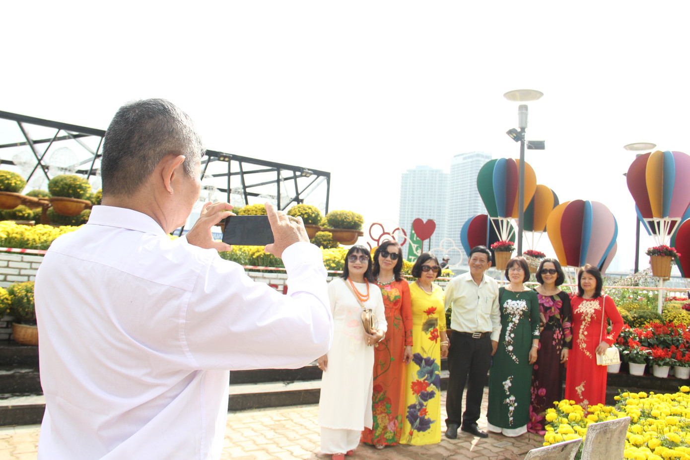 Đường hoa xuân Đà Nẵng hút nhiều ‘hội bạn tóc bạc’ đến sớm ảnh 1