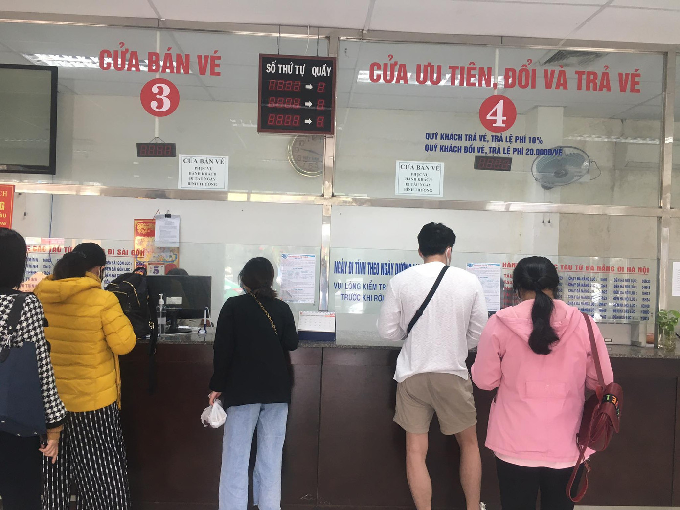 Lo dịch COVID-19, khách liên tục đổi trả vé về quê ăn Tết ảnh 1